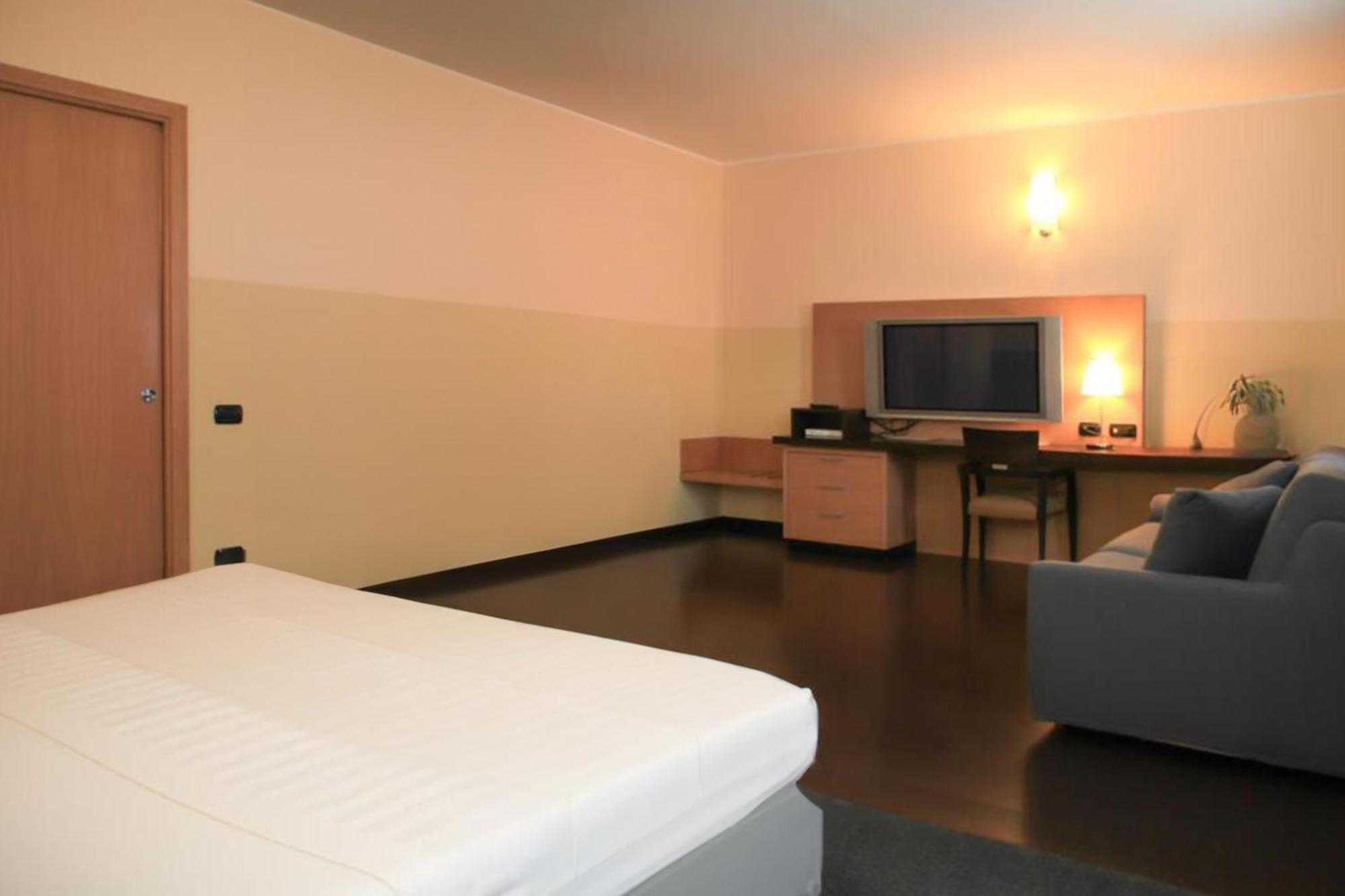 Hotel Studios Cologno Monzese Esterno foto