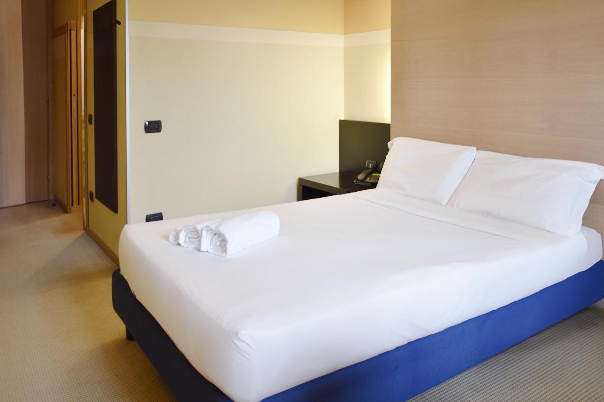 Hotel Studios Cologno Monzese Esterno foto