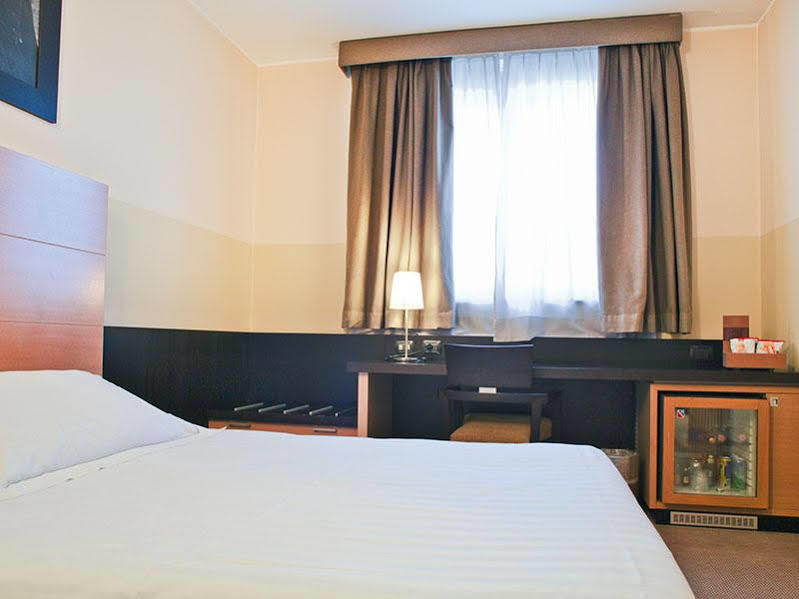 Hotel Studios Cologno Monzese Esterno foto
