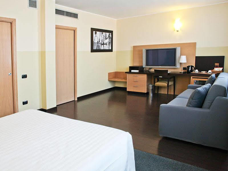 Hotel Studios Cologno Monzese Esterno foto